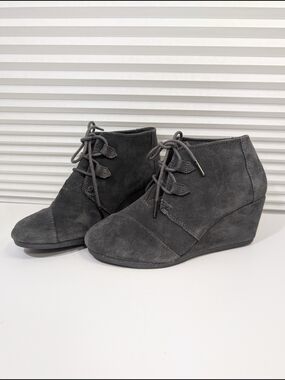 TOMS Desert Wedge Charcoal Grey Suede Lace Up Ankle Booties 8.5